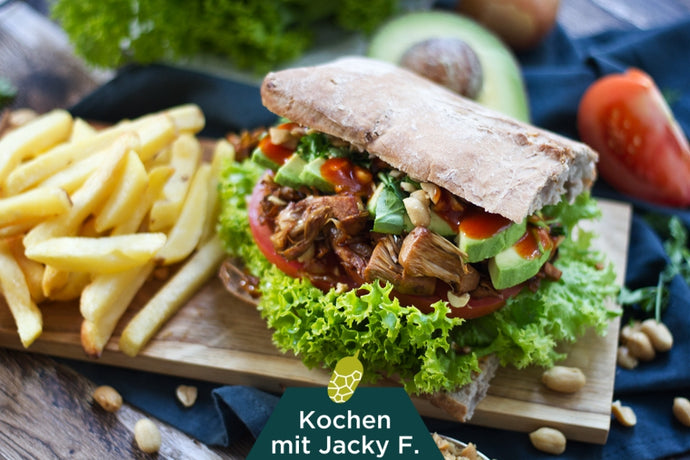 Asiatisches Jackfruit-Sandwich mit Avocado und Erdnuss-Satay-Sauce | Simply Vegan