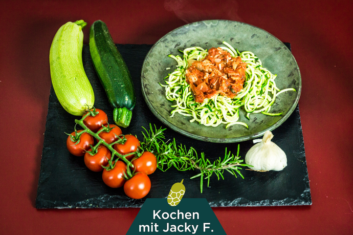 Zoodles mit Jackfruit Tomatensoße | Rethinker