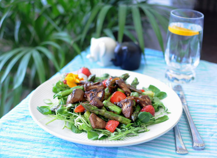 Spargelsalat mit Balsamico-Jackfruit und Erdbeeren