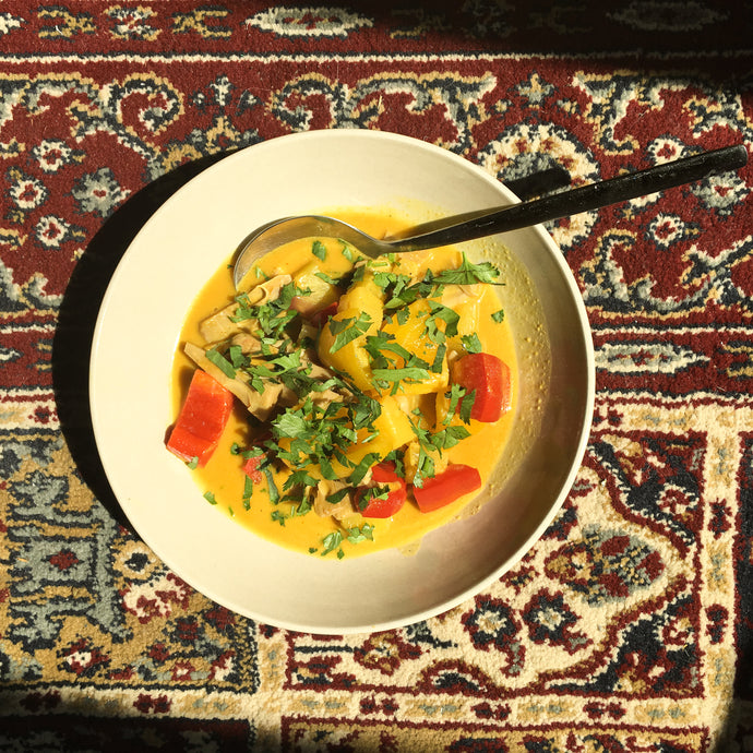 Improvisiertes Jackfruit-Ananas-Curry