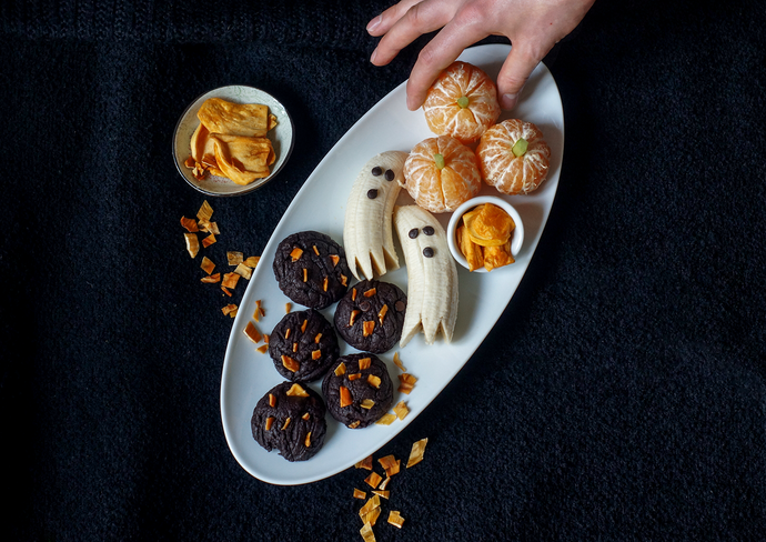 Halloween Snackplatte mit Jackfruit-Schokokeksen