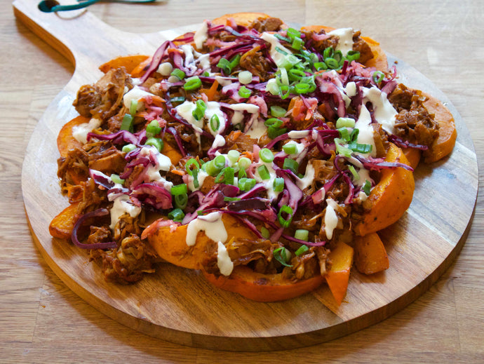 BBQ-Jackfruit auf Kürbisspalten und Rotkohl