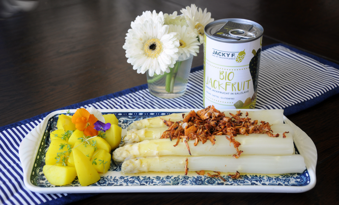 Klassischer Spargel mit rauchigen Jackfruit-Shreds